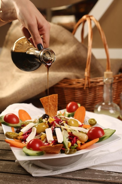 Prato de salada fresca com verduras mistas