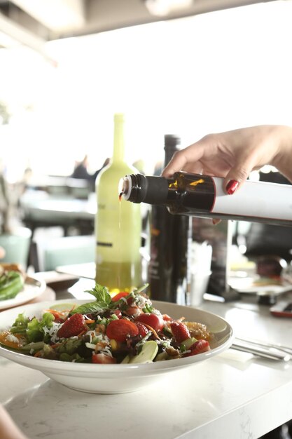 Prato de salada fresca com verduras mistas