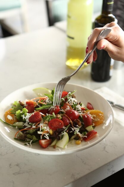 Prato de salada fresca com verduras mistas