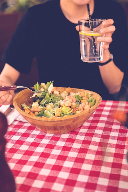 Prato de salada fresca com verduras mistas