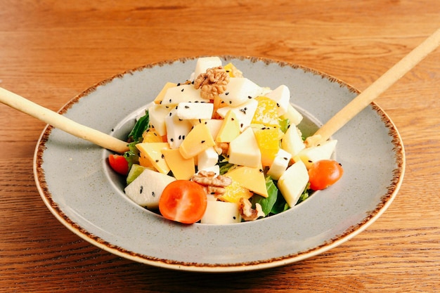 Prato de salada fresca com verduras mistas