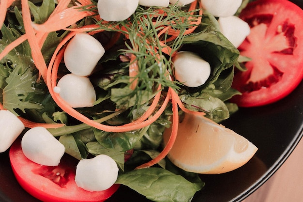 Prato de salada fresca com verduras mistas