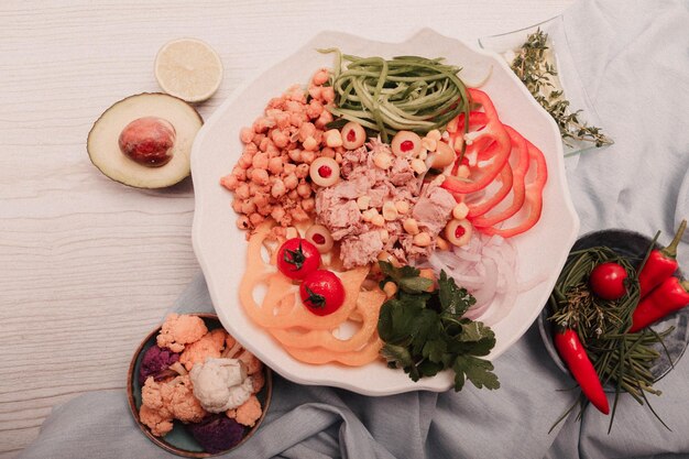 Prato de salada fresca com verduras mistas