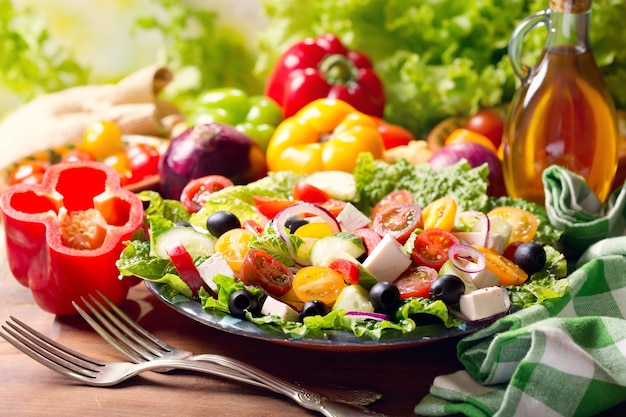 Prato de salada grega na mesa de madeira