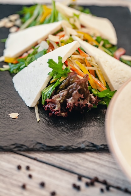 prato de salada verde com legumes e queijo