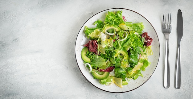 Prato de salada verde em fundo cinza espaço de cópia de vista superior