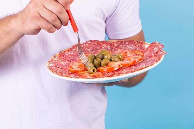 Prato de salame com tomate e azeitonas