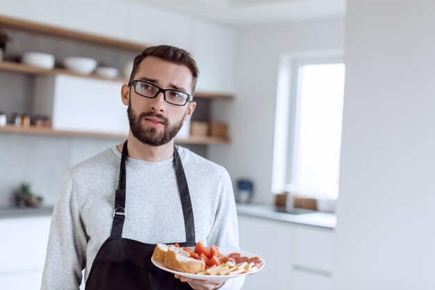 Prato de sanduíches nas mãos de um homem atraente