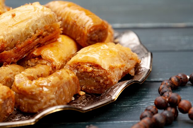 Prato de sobremesa baklava fechar servido na mesa