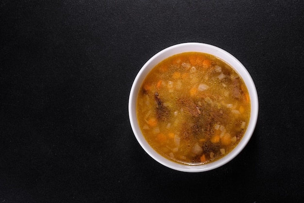 Prato de sopa de cogumelos com salsa fresca de cogumelos porcini e pimenta