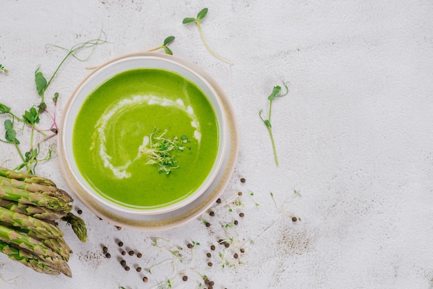 Prato de sopa de creme de espinafre e verduras Fechar