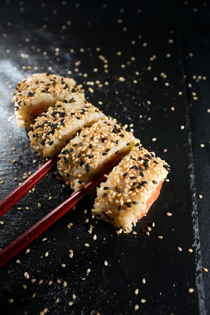 Prato de sushi com pauzinhos