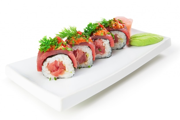 Foto prato de sushi de comida asiática. sobre um fundo branco, close-up.