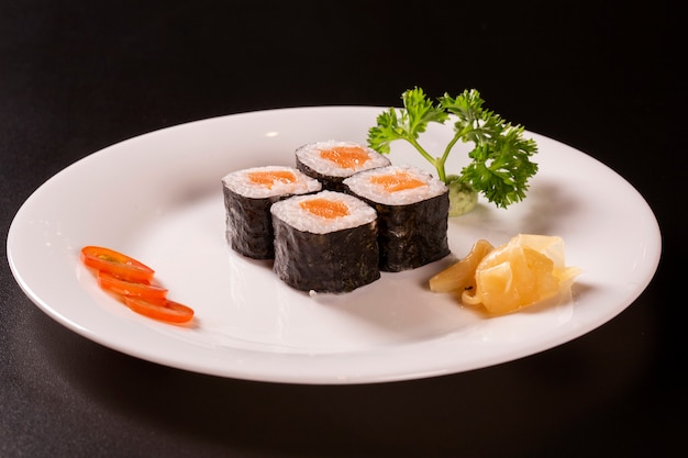 Prato de sushi em fundo preto