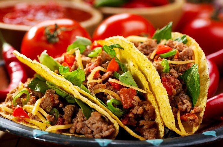 Foto prato de tacos na mesa de madeira