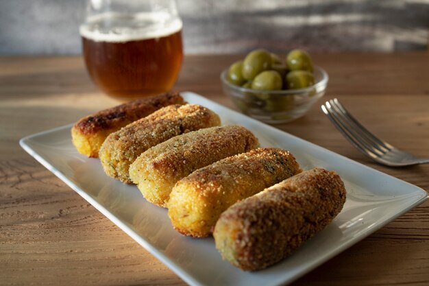 Prato de tapas com croquetes tapas espanholas