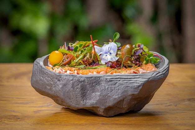 Foto prato de tártaro fresco com vegetais saborosos em uma mesa de madeira