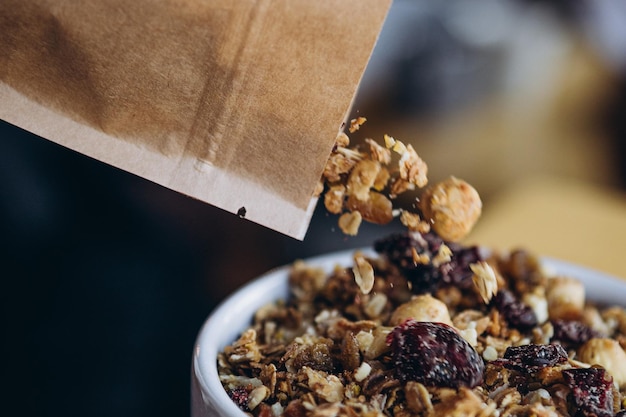 Prato de tigela de café da manhã de estilo de vida saudável com granola na comida de granola de cereais de fundo de mesa