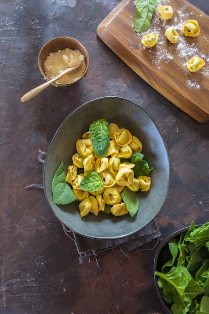 Prato de tortellinis com ricota e espinafre.