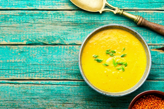 Prato de uma deliciosa sopa de lentilha vermelha. Espaço para texto