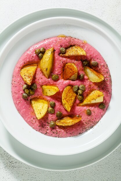 Prato de verão com homus rosa de feijão canelini e beterraba com batata frita