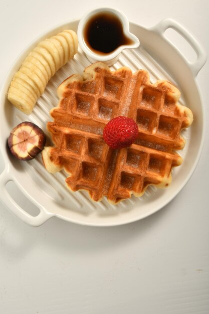 prato de waffle com pedaços de frutas, doces orientais.