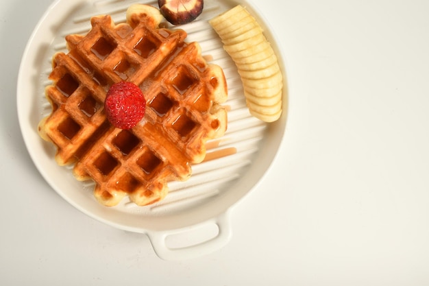 Prato de waffle com pedaços de frutas, doces orientais.