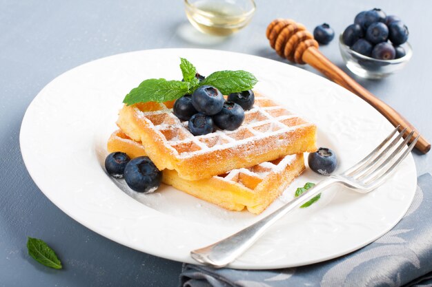 Prato de waffles belgas com bagas frescas