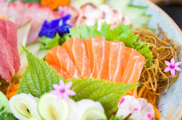 Foto prato decorado com diferentes sabores de elegante sashimi sushi foco seletivo