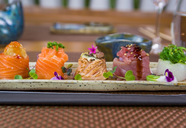 Prato decorado com diferentes sabores de sushi gunkan elegante