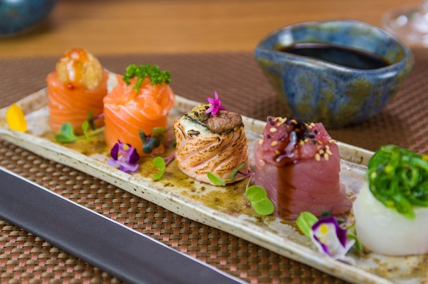 Prato decorado com diferentes sabores de sushi gunkan elegante