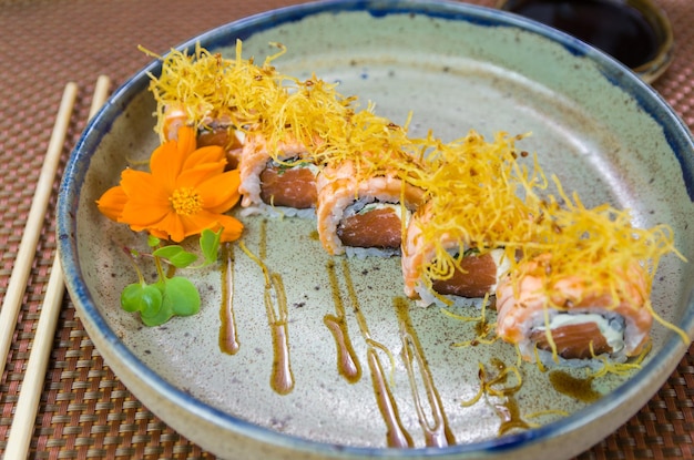 Prato decorado com diferentes sabores de sushi uramaki elegante Foco seletivo