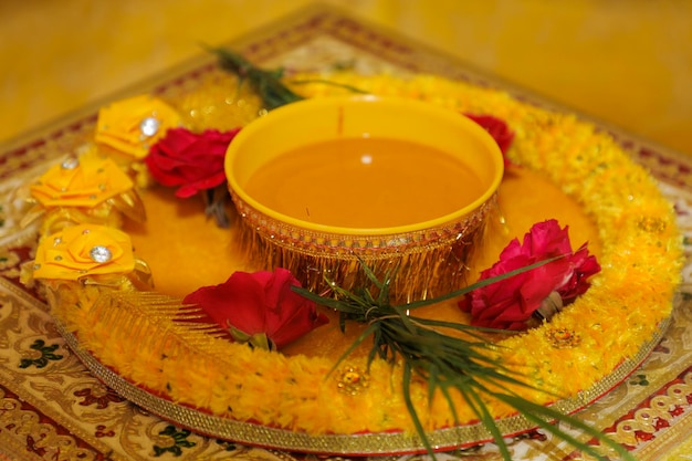 Prato decorativo com função haldi ritual de casamento do noivo e da noiva