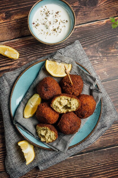 Prato delicioso de falafel com molho de iogurte na mesa