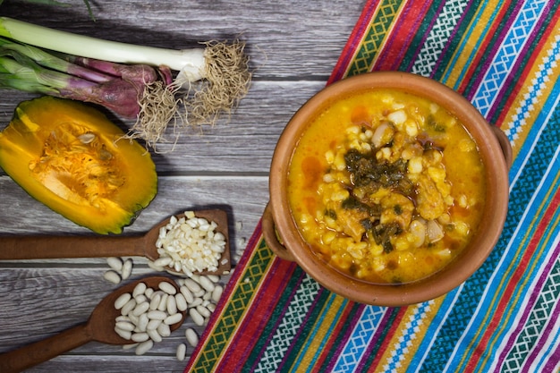 Prato e ingredientes locro do norte, típicos para comemorar dias nacionais na argentina. gastronomia tradicional