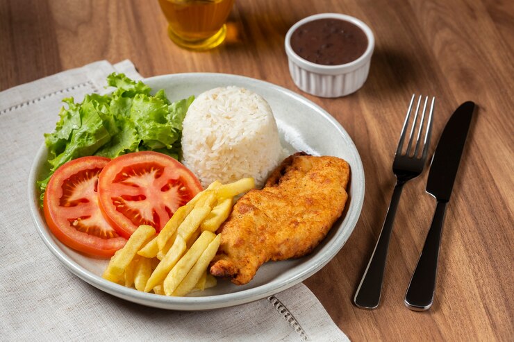 Foto prato executivo com filé de arroz à milanesa e salada