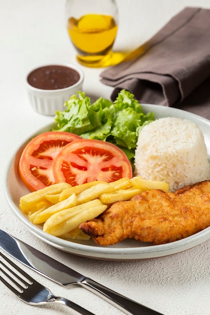 Foto prato executivo com filé de arroz à milanesa e salada