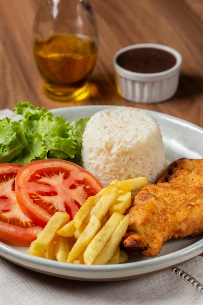 Prato executivo com filé de arroz à milanesa e salada