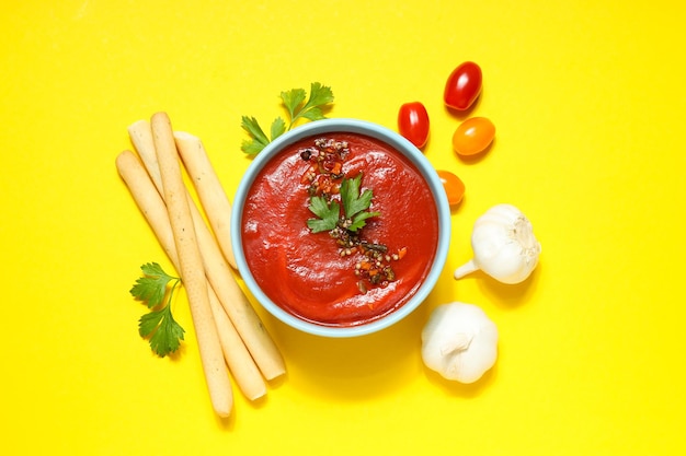 Prato feito de tomate saborosa sopa de tomate