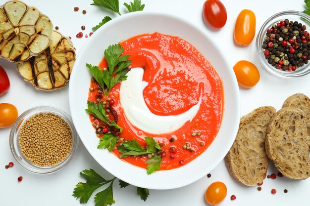 Prato feito de tomate saborosa sopa de tomate