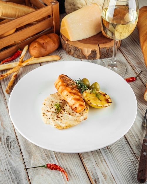 Foto prato gourmet de bife de salmão grelhado e batata