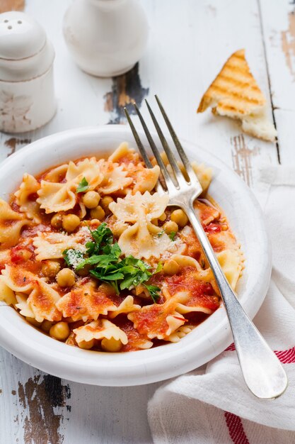 Prato italiano tradicional, sopa, sopa, macarrão e ceci servidos em um prato velho sobre uma superfície de madeira velha