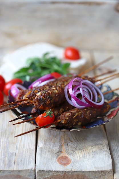 Prato kebab com ervas vegetais e pão pita