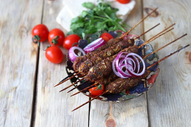 Prato kebab com ervas vegetais e pão pita