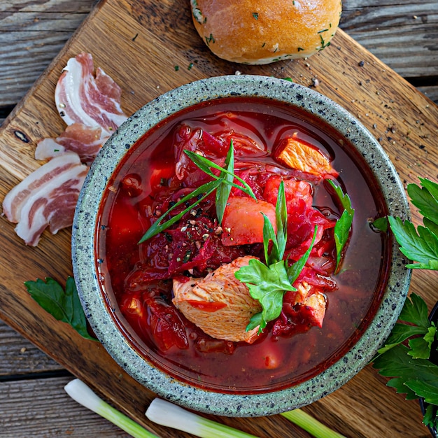 Prato nacional da cozinha ucraniana borscht com legumes, carne de peru, ervas, creme de leite