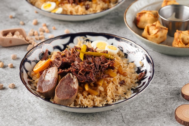 Foto prato nacional usbeque pilaf com arroz e carne