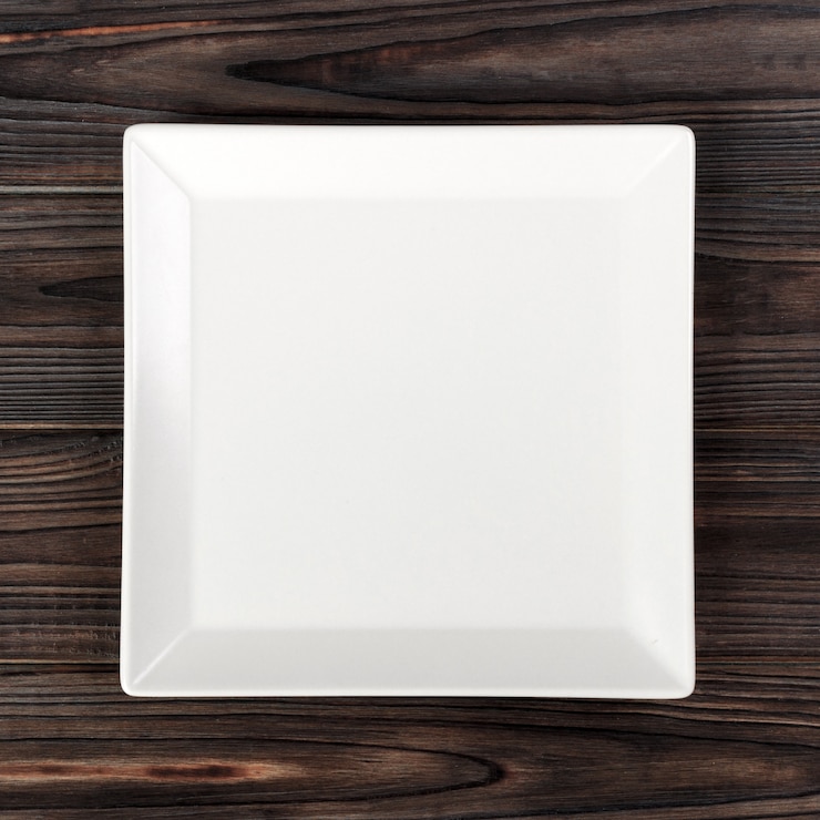 Foto prato quadrado branco na mesa de madeira