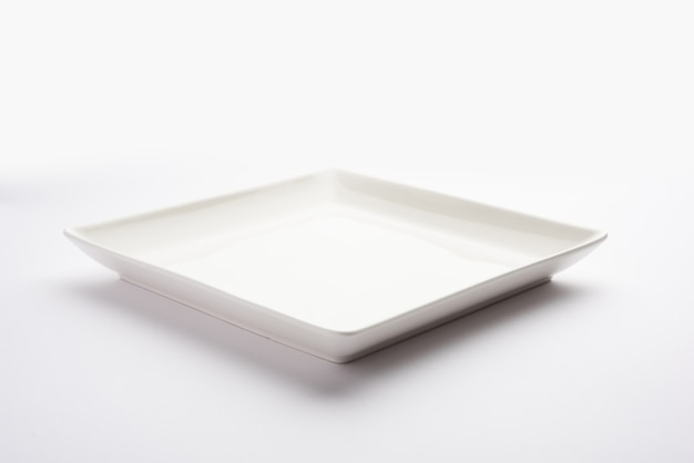 Prato quadrado de cerâmica branco vazio isolado no fundo branco