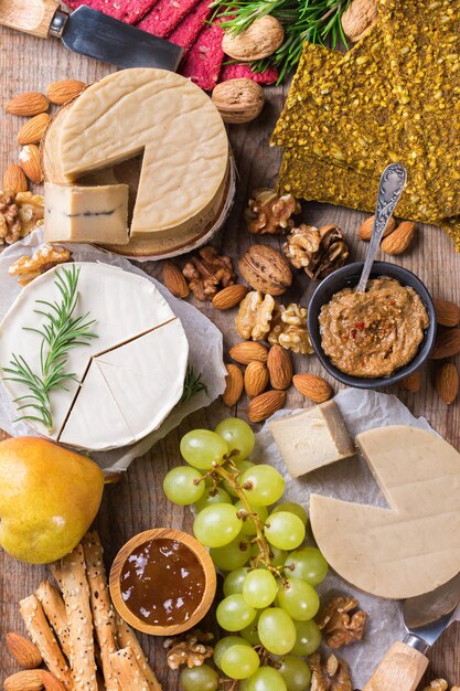 Prato servido com variedade de não lácteos orgânicos, queijo cru de castanha de caju com salgadinhos, frutas. Vegan, vegetariano, comida à base de plantas, nutrição e dieta, conceito de alimentação saudável.