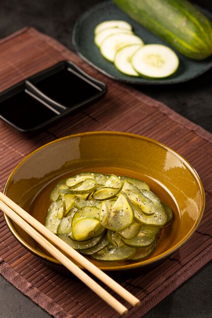 Prato Sunomono com salada de pepino japonês